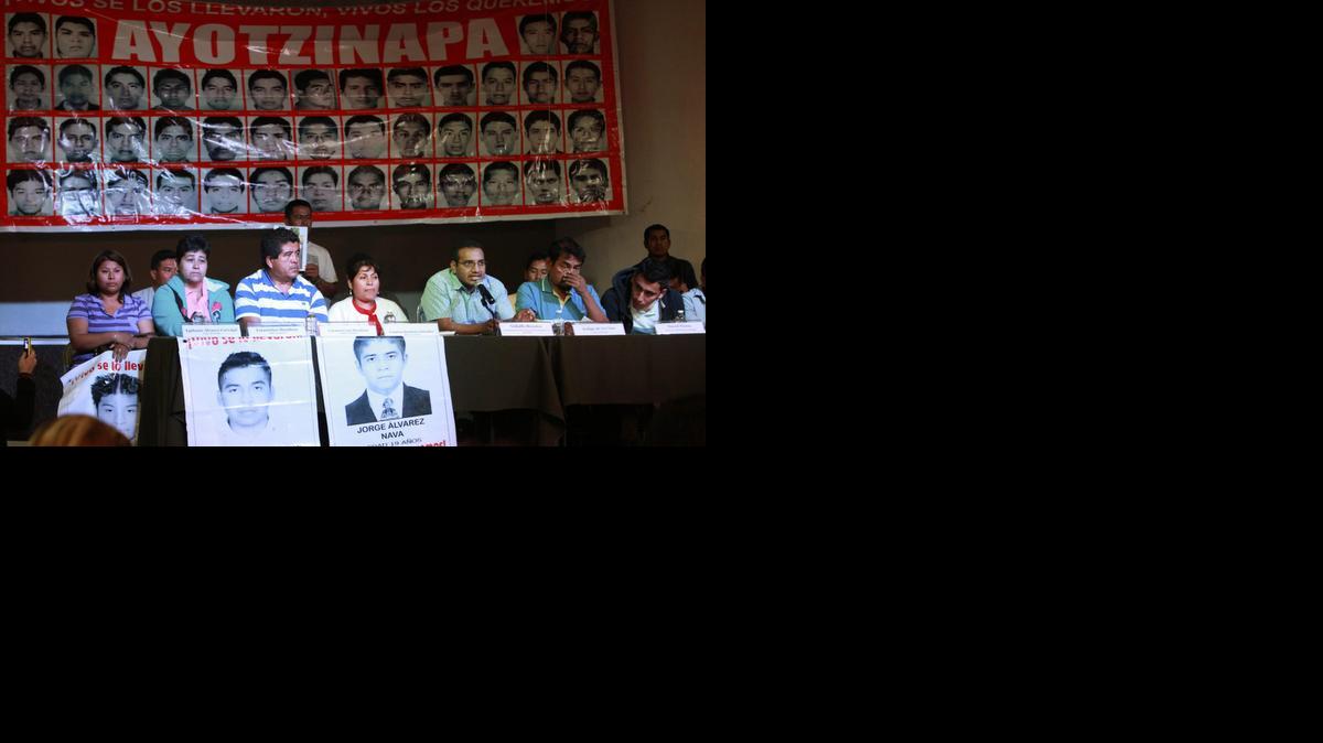 
Los padres de los 43 jóvenes desaparecidos de la Normal Rural de Ayotzinapa participan el martes en una rueda de prensa, en Ciudad de México, donde afirmaron que no hay pruebas científicas que confirmen que sus hijos fueron asesinados e incinerados, como lo asegura la fiscalía mexicana, a la que acusan de pretender cerrar el caso por la cercanía de las elecciones. 
