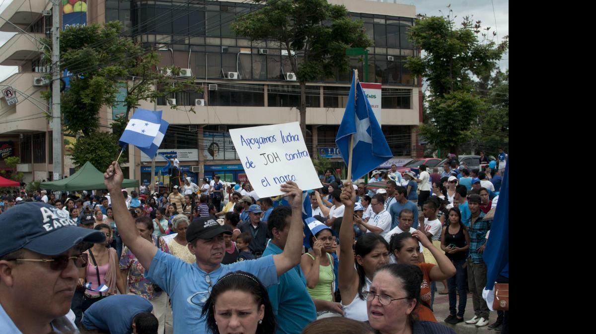 
Simpatizantes del oficialista Partido Nacional marchan el domingo en contra la corrupción y la impunidad y en apoyo al presidente de Honduras, Juan Orlando Hernández, por las calles de Tegucigalpa.
