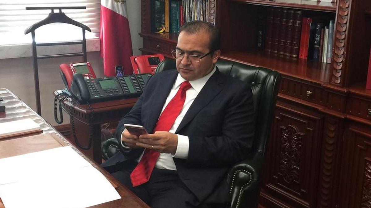 Fotografía del 12 de octubre de 2016 del exgobernador de Veracruz, Javier Duarte, en su despacho un día antes que dimitiera a su cargo, en Veracruz (México).