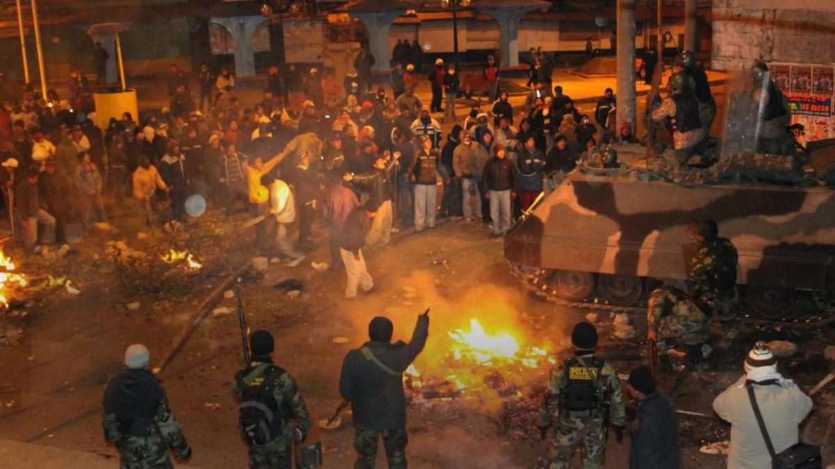 
Un grupo de protestantes forma una barricada frente a la policía en la entrada a la ciudad de La Oroya en el 2010, en el departamento de Junín, Perú. El martes hubo enfrentamientos en esa ciudad.
