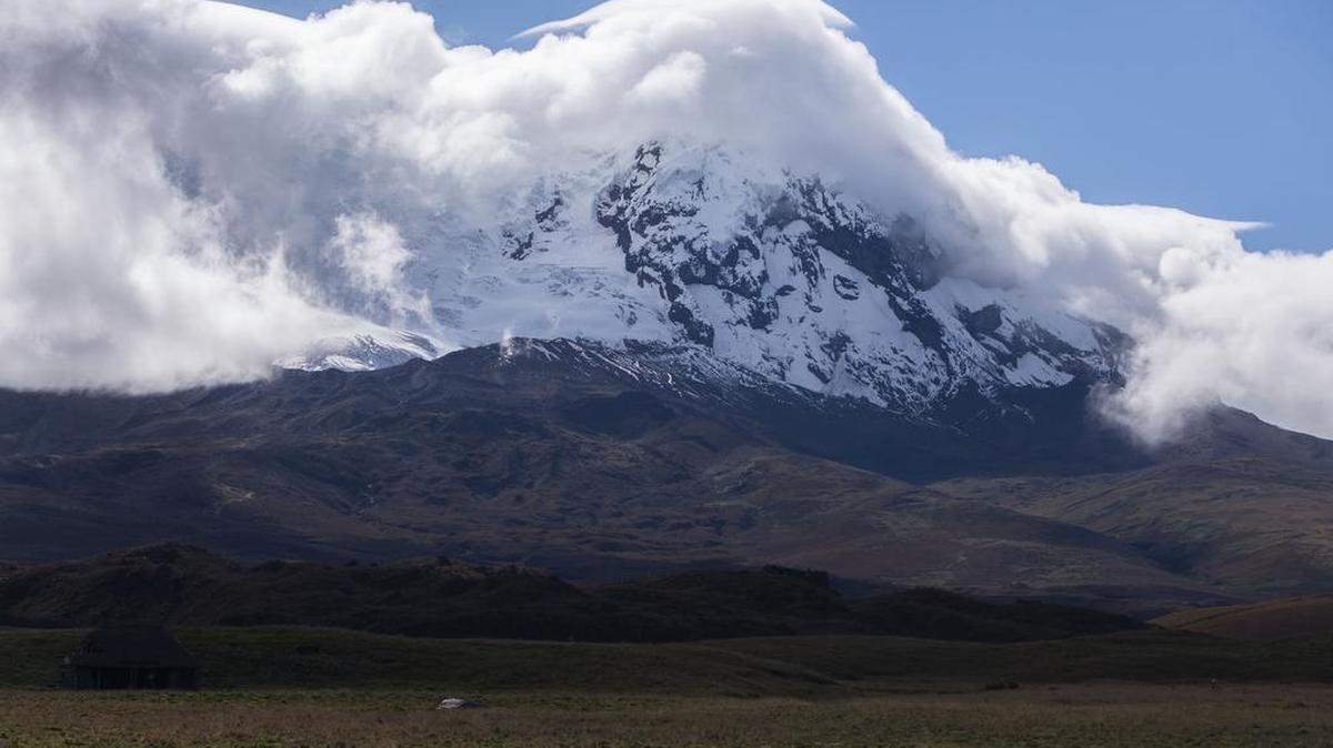 El Antisana es un volcán nevado potencialmente activo de 5,700 metros de altura que se levanta majestuoso a 50 kilómetros al sureste de Quito.