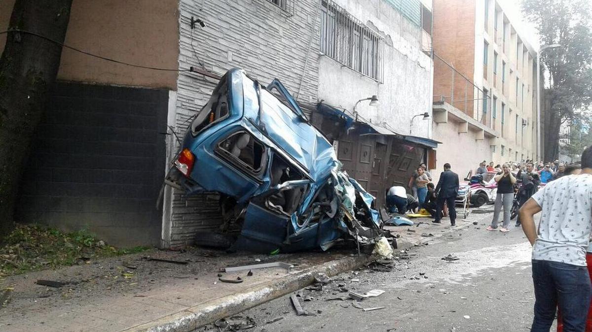 Vista general de un vehículo destrozado luego de un accidente el martes 26 de septiembre de 2017, en la avenida Constituyentes de Ciudad de México.