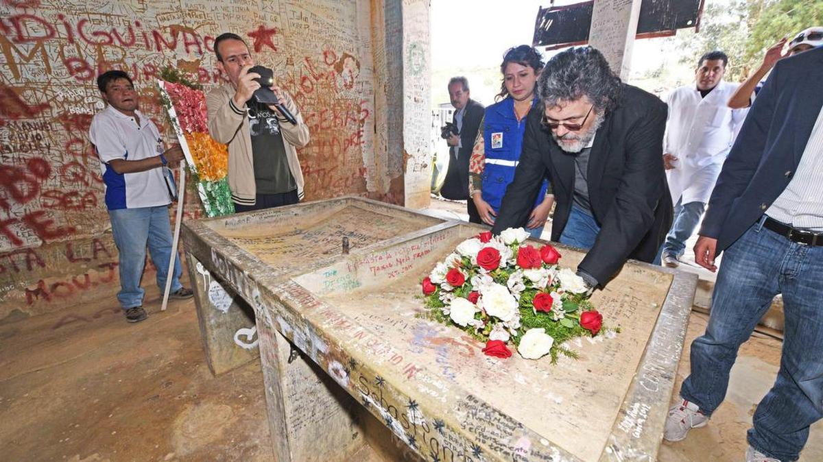 El ministro cubano Abel Prieto coloca una ofrenda floral el sábado 8 de octubre de 2016, en la lavandería del hospital "Señor de Malta" de Vallegrande (Bolivia), luego de inaugurar el Centro Cultural Ernesto "Che" Guevara para conmemorar los 49 años de la muerte del combatiente en La Higuera.