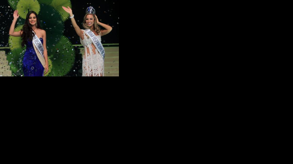 
La boliviana Romina Rocamonje (der.), de 21 años, fue elegida como la Reina Hispanoamericana 2014 y en lugar quedó la mexicana Vanessa López, durante el concurso de belleza celebrado en Santa Cruz, Bolivia.
