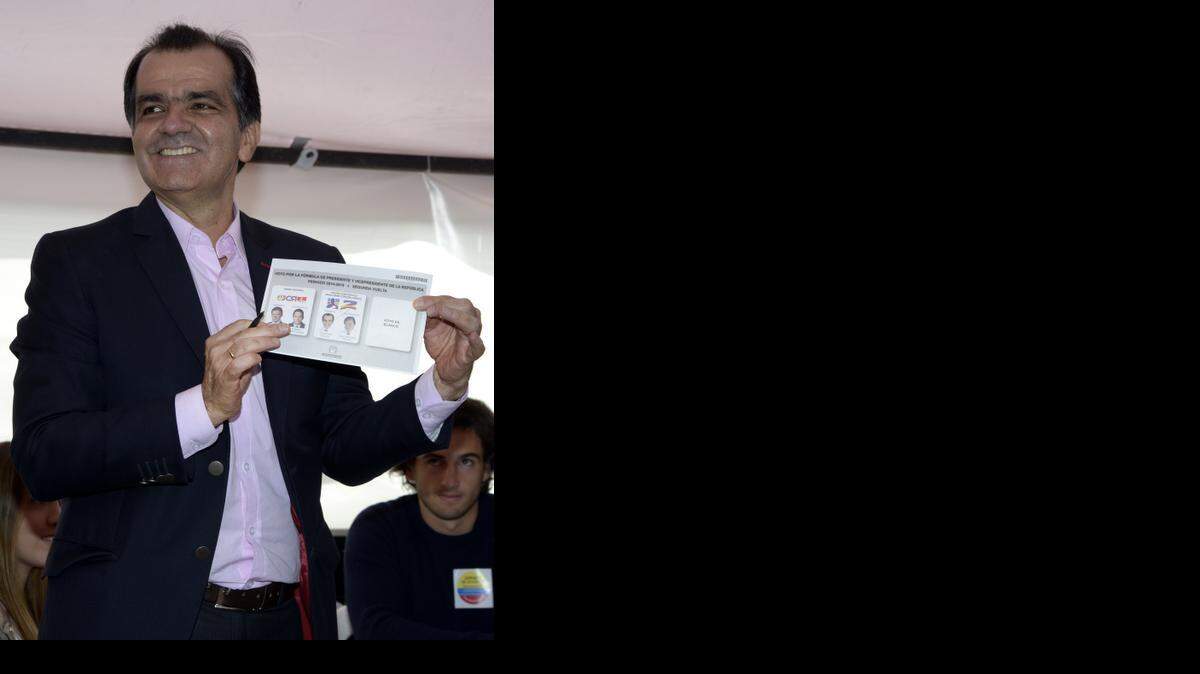 
El ex candidato presidencial uribista Oscar Iván Zuluaga no descarta abandonar Colombia alegando falta de garantías judiciales
