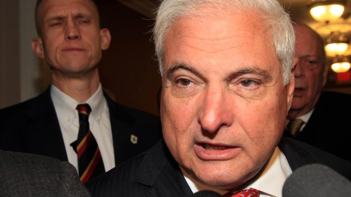 El ex presidente de Panamá, Ricardo Martinelli, habla con la prensa en el Big Five Club, en Miami, durante una visita a esta ciudad donde se reunió con un grupo de cubanos. Foto archivo.