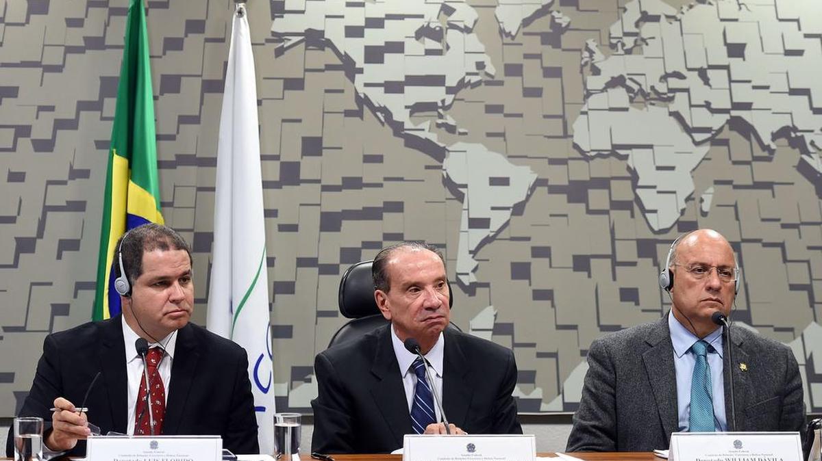 Los diputados venezolanos Luis Florido (izq.), Williams Dávila (der.) junto al senador brasileño Aluizio Nunes Ferreira durante una comisión del Senado carioca.