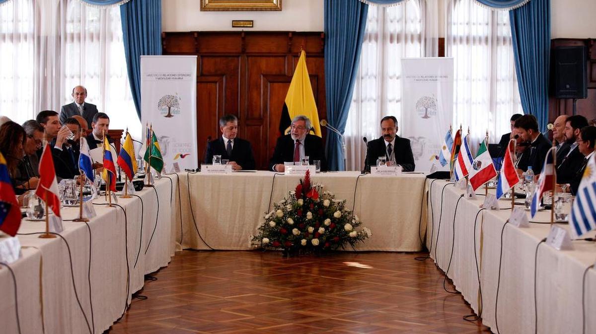 Ministros de una docena de naciones latinoamericanas comienzan una reunión de dos días sobre cómo pueden cooperar para poner fin a la crisis masiva de migrantes venezolanos que ha sacudido la región, en el Ministerio de Relaciones Exteriores en Quito, el 3 de septiembre de 2018.