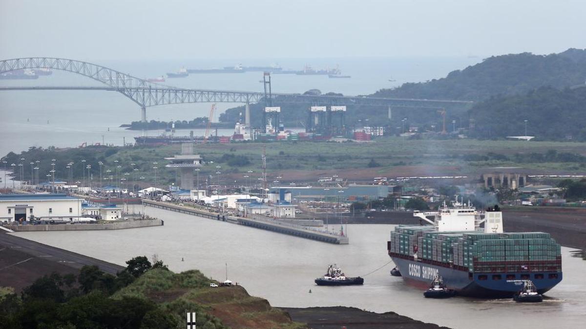 Un buque de carga se prepara para entrar en las esclusas del proyecto de expansión del Canal de Panamá. Foto de archivo.