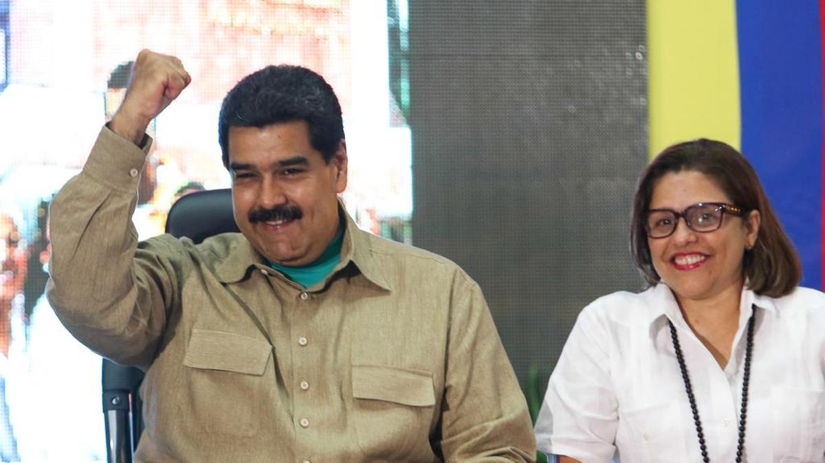El presidente venezolano, Nicolás Maduro, y a la ministra de Salud, Luisana Melo, durante un acto de gobierno el martes en Caracas.