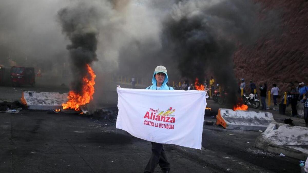 Simpatizantes del partido Alianza de Oposición contra la Dictadura se manifiestan en Tegucigalpa.