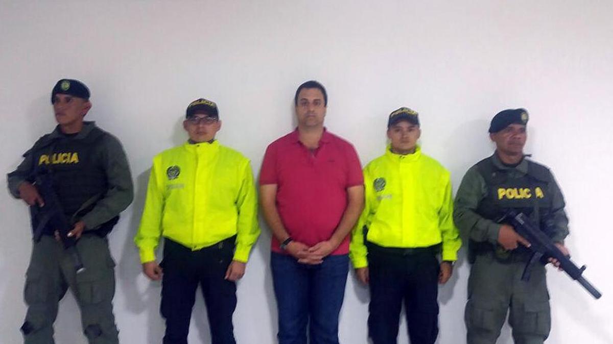 Fotografía cedida por la oficina de prensa de Policía antinarcóticos y fechada el 4 de mayo de 2016 del empresario colombo-panameño Nidal Ahmed Waked Hatum (c), luego de su detención en Bogotá (Colombia).