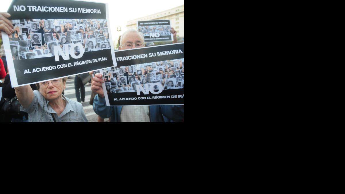 
Familiares de las víctimas del atentado en 1994 contra la mutualista judía AMIA marchan en febrero del 2013, en Buenos Aires. Los manifestantes rechazan el acuerdo hecho con Irán, que el Congreso se aprestaba a ratificar. 
