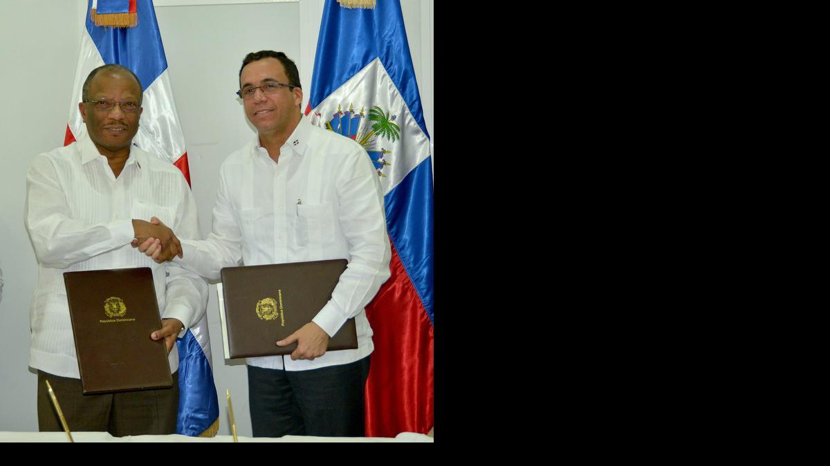 
El canciller haitiano, Pierre Duly Brutus (iZQ.), con su homologo dominicano, Andrés Navarro, el viernes en Jimaní, República Dominicana. Ambos funcionarios trataron la seguridad de los consulados dominicanos en el vecino país.

