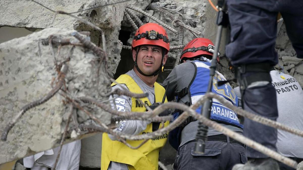 Equipos de rescate colombianos buscan a víctimas en Pedernales, una de las ciudades más afectadas de terremoto de 7.8 grados de magnitud que sacudió a Ecuador.