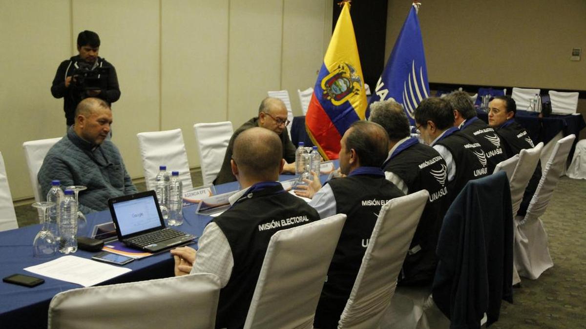 Fotografía cedida por la Unasur que muestra una reunión de observadores que acompañarán la consulta popular ecuatoriana, el 3 de febrero del 2018, en Quito.