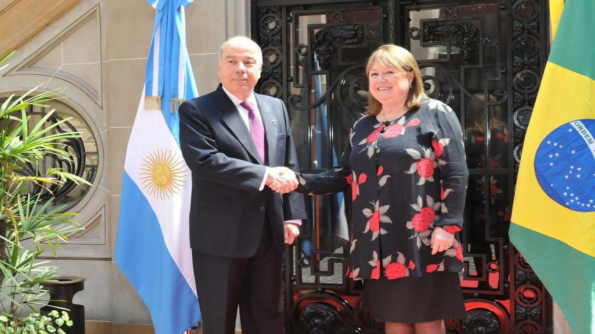 Fotografía cedida por el Ministerio de Relaciones Exteriores de Argentina, de la canciller argentina, Susana Malcorra (d), estrechando la mano de su homólogo brasileño, Mauro Vieira (i), hoy, jueves 14 de enero de 2016, en Buenos Aires, Argentina. Vieira se encuentra en una visita oficial donde dedicó la jornada de hoy a una sesión de trabajo con Malcorra.