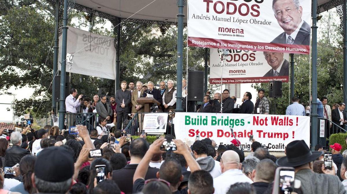 Ciudadanos escuchan al líder del partido Movimiento de Regeneración Nacional (MORENA) Andrés Manuel López Obrador, quien habla el domingo 12 de febrero de 2017, en la Placita Olvera, en Los Ángeles (Estados Unidos), durante su visita a diferentes ciudades norteamericanas.