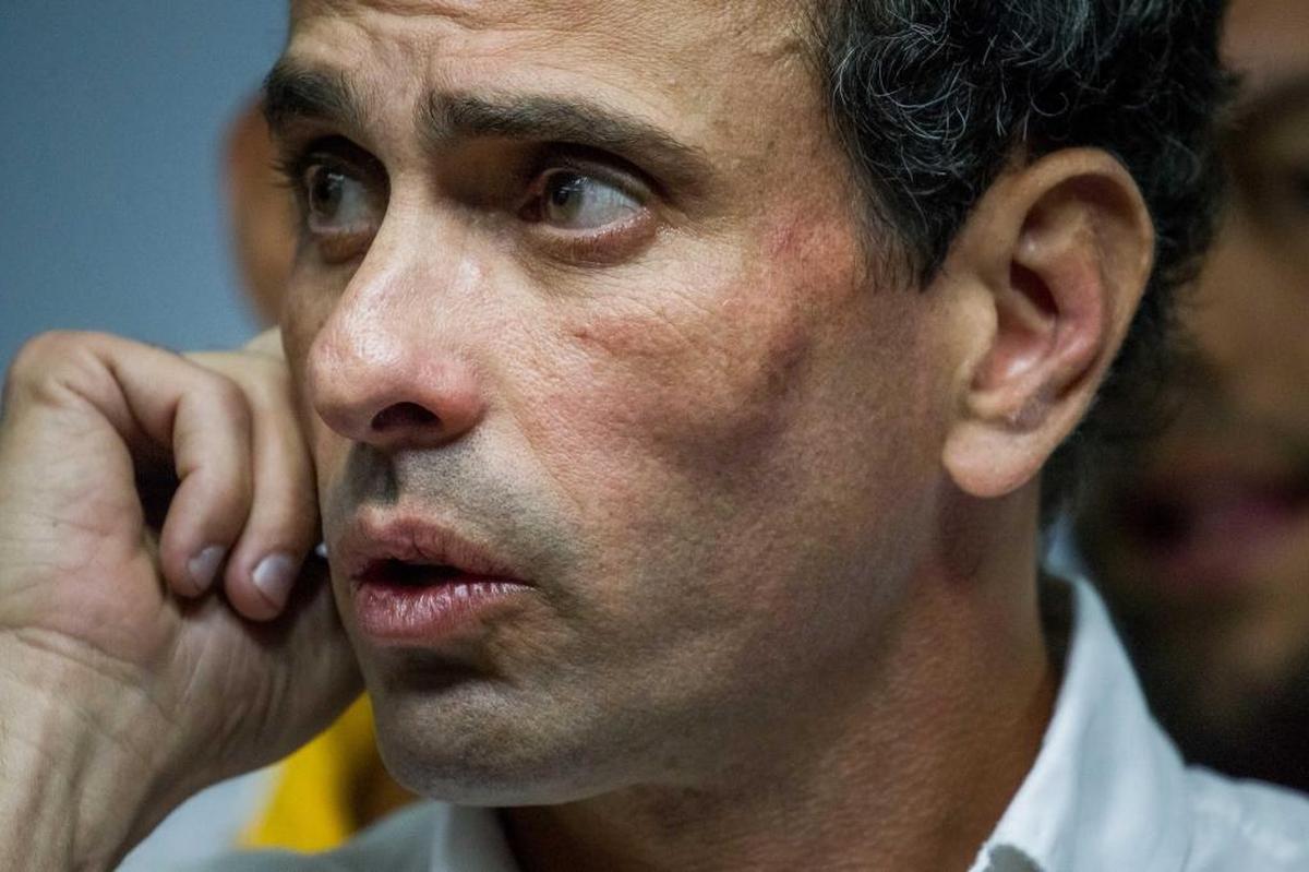 El líder opositor venezolano Henrique Capriles asiste a una rueda de prensa el lunes 29 de mayo de 2017, en Caracas (Venezuela). El gobernador del estado venezolano de Miranda, el opositor Henrique Capriles, denunció que fue emboscado por funcionarios de la policía militarizada Guardia Nacional (GNB) al término de una protesta antigubernamental en una urbanización del municipio Baruta, en el este de Caracas.