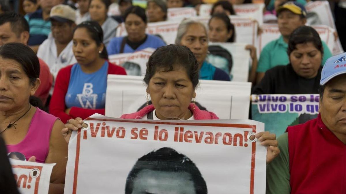 
Familiares de los 43 normalistas desaparecidos en Iguala (México), asisten el domingo 6 de septiembre de 2015, a la conferencia de prensa de la Comisión Internacional de Derechos Humanos (CIDH). 
