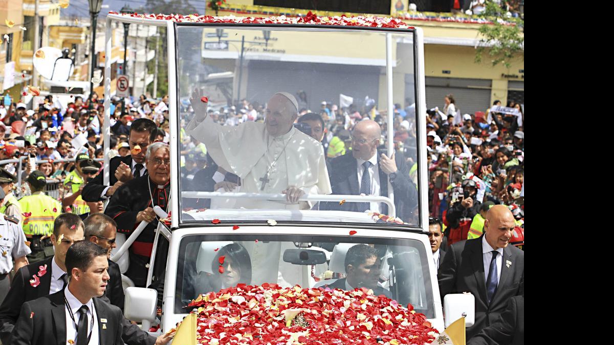 
El papa Francisco (c) saluda a feligreses desde el papamóvil hoy, miércoles 8 de julio de 2015, a su llegada a la población de Quinche (Ecuador). 
