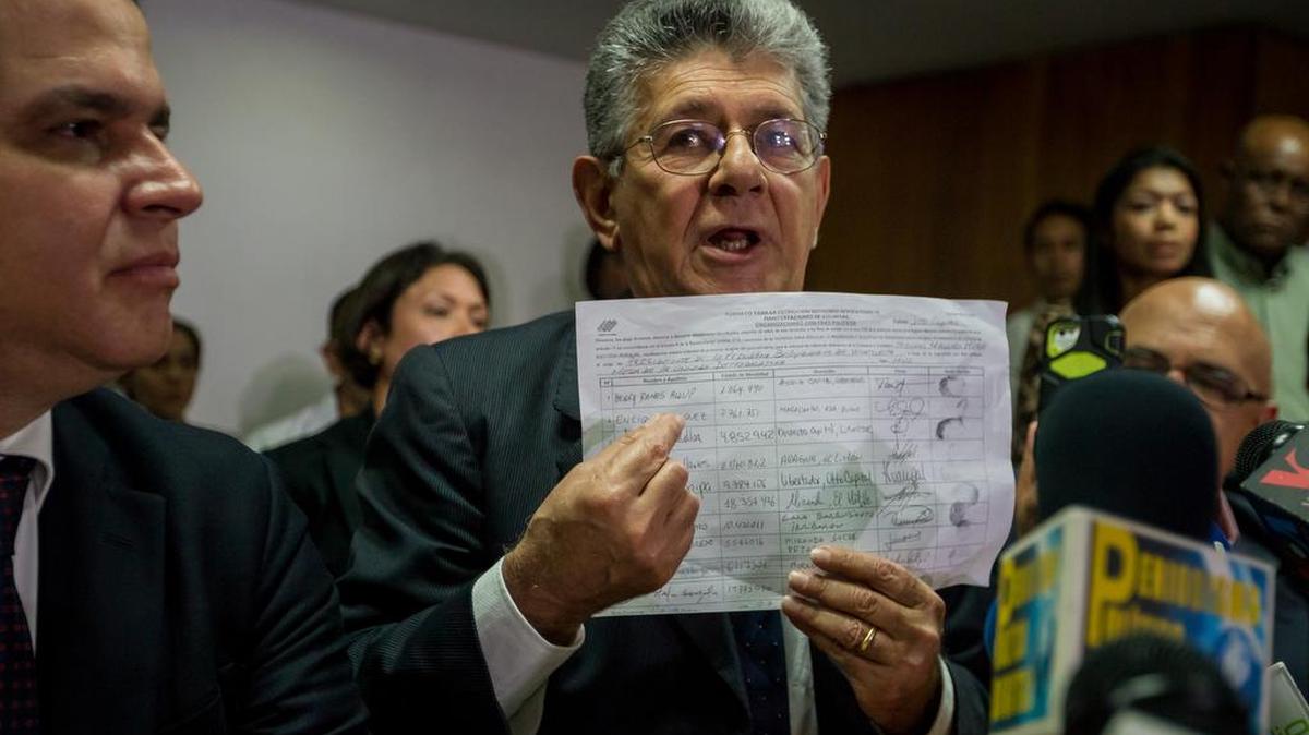 El presidente de la Asamblea Nacional de Venezuela, Henry Ramos Allup (c), muestra una copia de algunas firmas para solicitar el referendo revocatorio del presidente de Venezuela, Nicolás Maduro, durante una conferencia de prensa hoy, martes 31 de mayo del 2016, en Caracas (Venezuela).