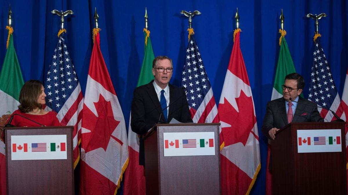 El representante del Comercio de EEUU, Robert Lighthizer (centro), la ministra de Relaciones Exteriores de Canadá, Chrystia Freeland, y el secretario de Economía de México, Ildefonso Guajardo Villarreal, dan una conferencia de prensa el 17 de octubre de 2017 en Washington, DC.