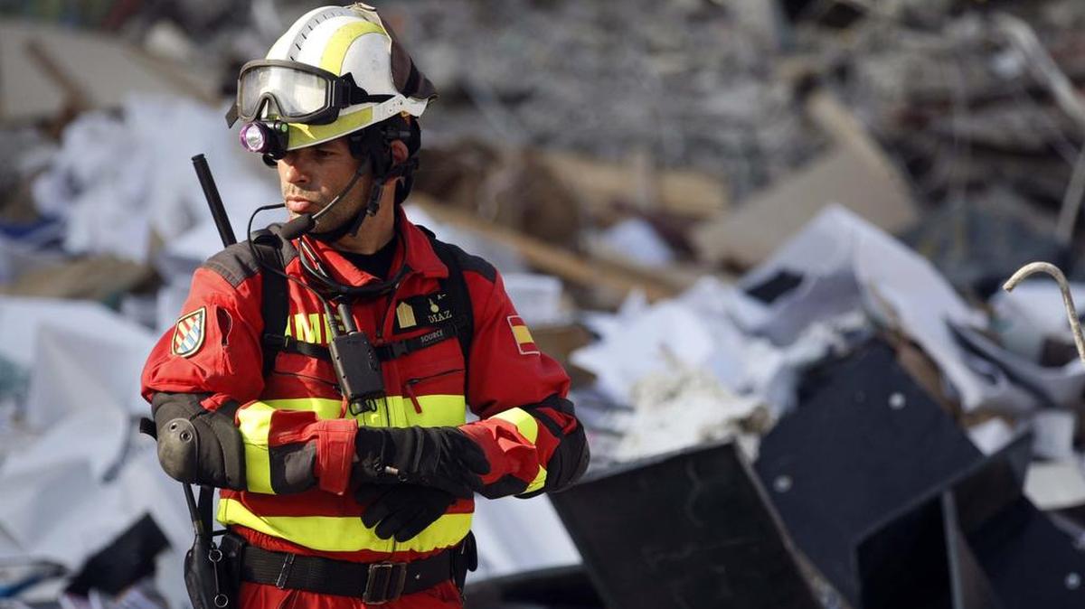 Miembros de la delegación de Bomberos de España trabajan en la búsqueda y rescate de víctimas el miércoles 20 de abril de 2016, en la zona de Tarqui en Manta (Ecuador).