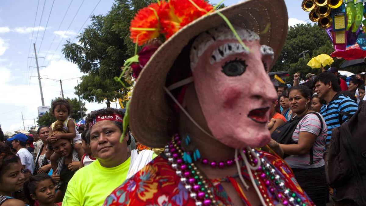 
Un grupo de personas participan en las festividades religiosas en honor a Santo Domingo de Guzmán el sábado en Managua, Nicaragua. 
