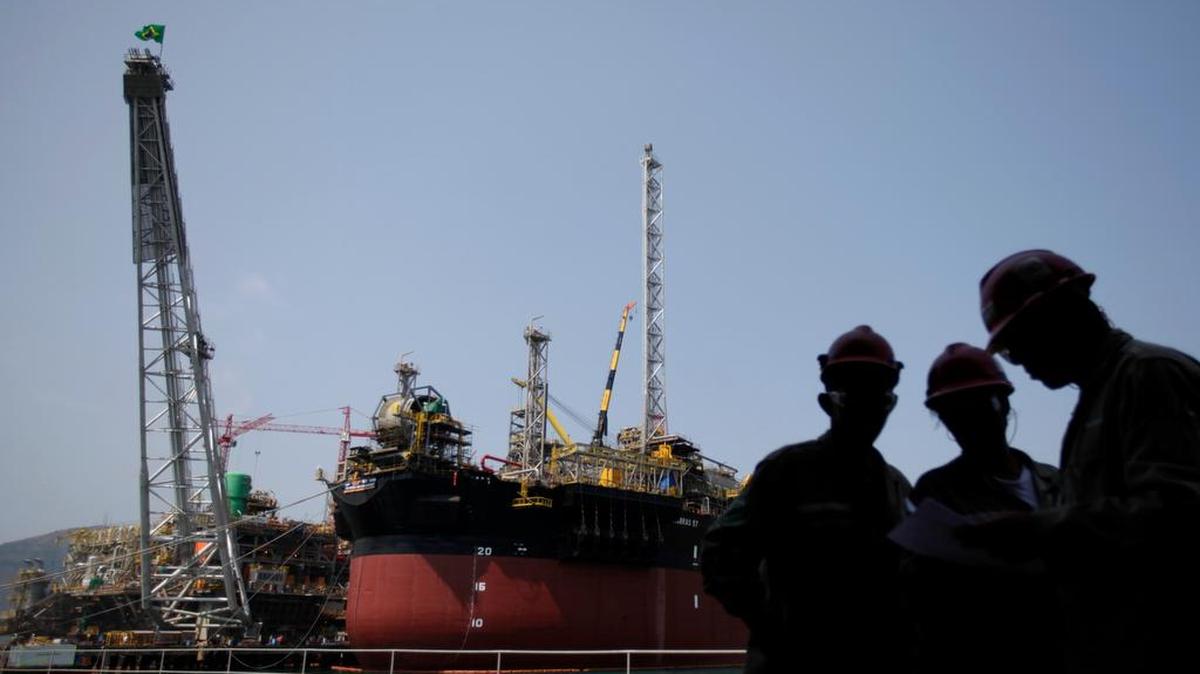 
Trabajadores cerca de una de las plataformas de la estatal Petrobras, en Angra dos Reis, Brasil. La empresa petrolera está en medio de un escándalo de corrupción.
