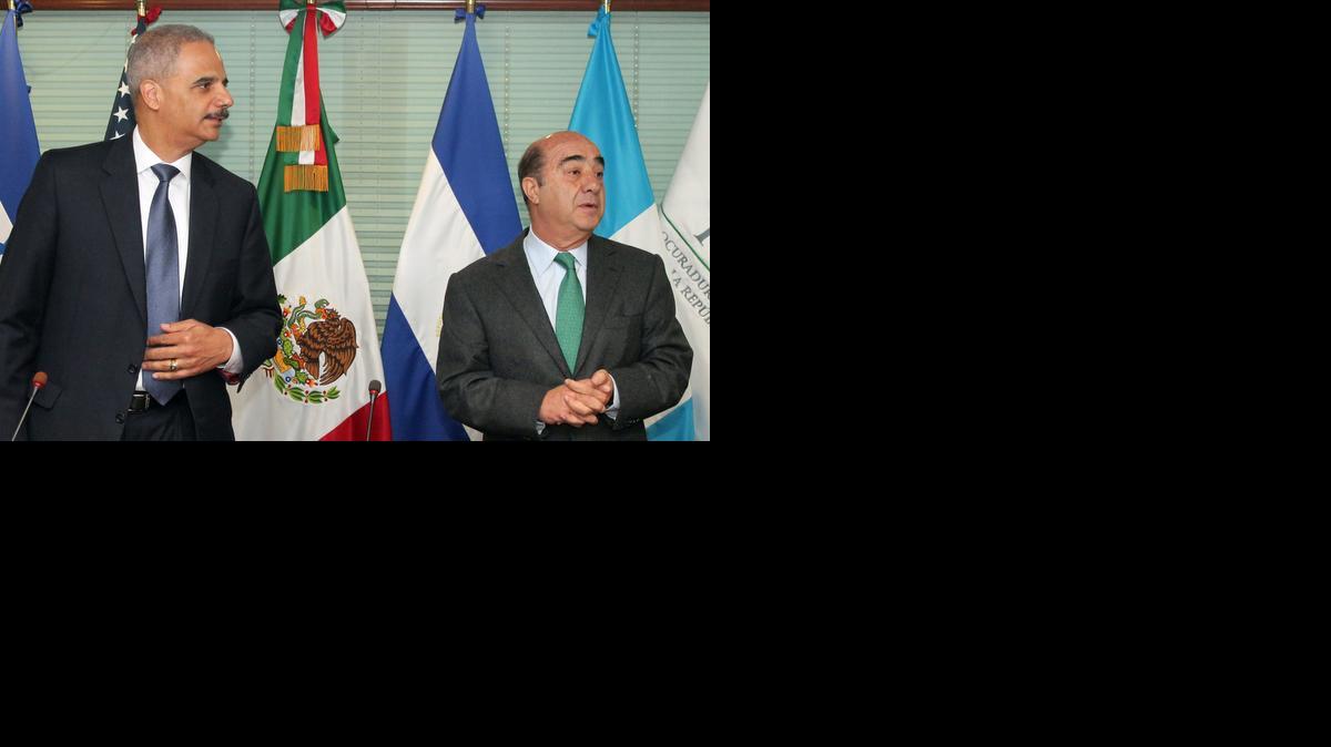 
Los fiscales generales de México, Jesús Murillo (der.), y de EUU, Eric Holder, participan el martes en un encuentro en Ciudad de México con sus homólogos de Guatemala, El Salvador y Honduras para abordar el tema de menores centroamericanos migrantes. 
