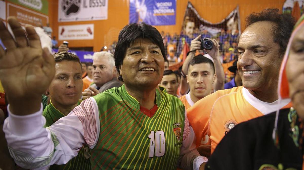 
El gobernador de la provincia de Buenos Aires Daniel Scioli (d) es visto el jueves 17 de septiembre de 2015, tras disputar un partido de fútbol con el presidente de Bolivia Evo Morales (i) con en la provincia de Buenos Aires en el marco de una visita del líder boliviano a Argentina.
