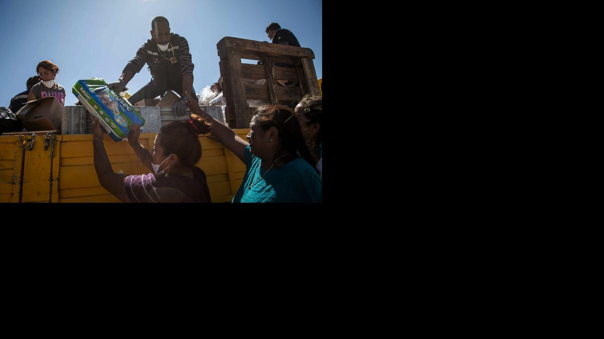 
Voluntarios distribuyen bolsas con víveres y ropa hoy, viernes 3 de abril de 2015, en la localidad de Paipote, Chile. 
