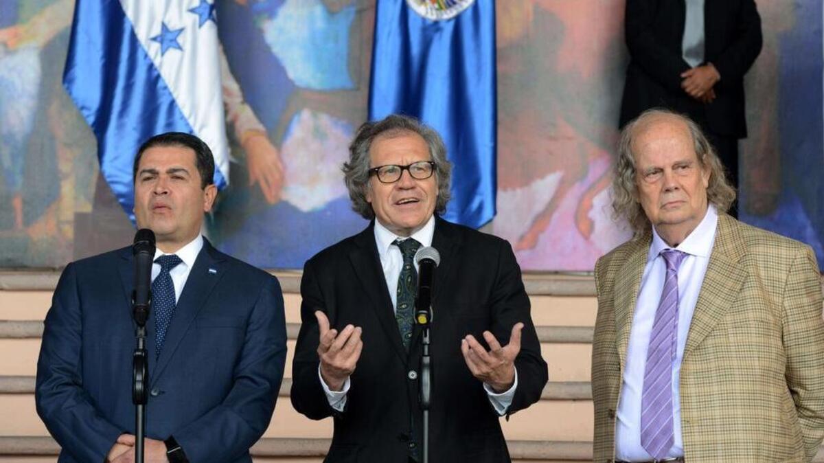 
El presidente de Honduras, Juan Orlando Hernández (izq.), con el secretario general de la OEA, Luis Almagro (cen.) y el chileno John Biehl, designado como facilitador del diálogo, durante una conferencia de prensa el sábado en Tegucigalpa.
