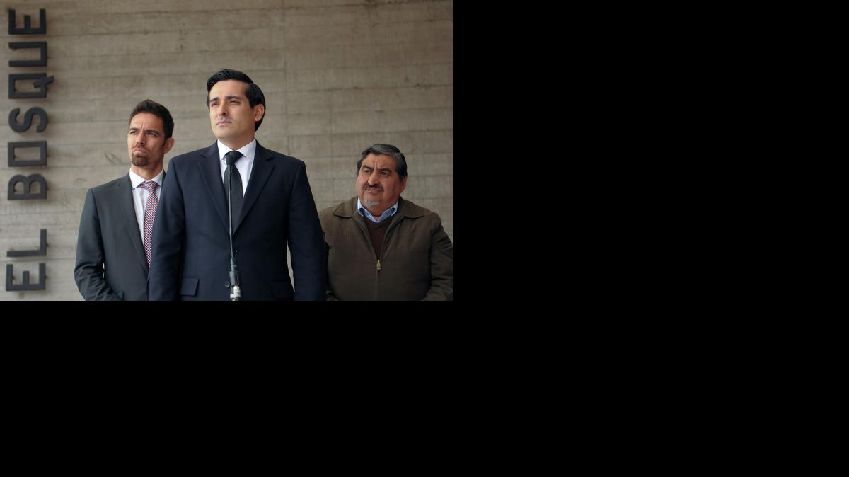 
El ministro del Interior de Chile, Rodrigo Peñailillo (cen.), viajó el sábado a España y Francia para conocer el trabajo de las policías especializadas en desarticular grupos terroristas. 
