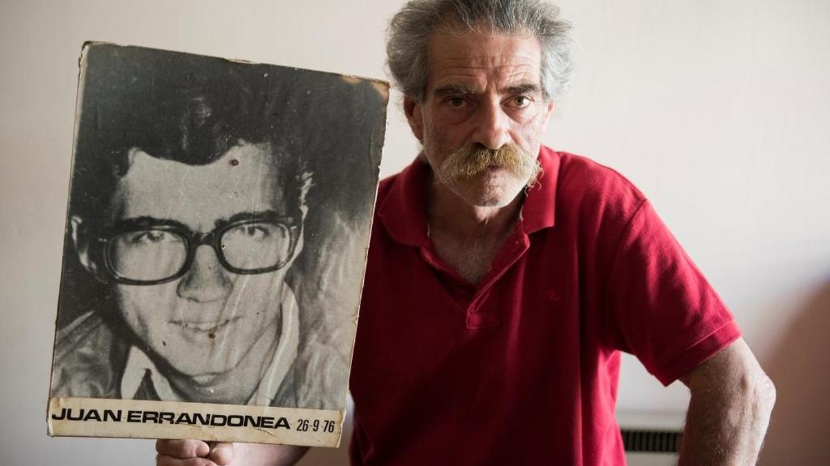 Ignacio Errandonea muestra una foto de su hermano, Juan Errandonea, desaparecido desde hace 39 años, durante la dictadura militar.