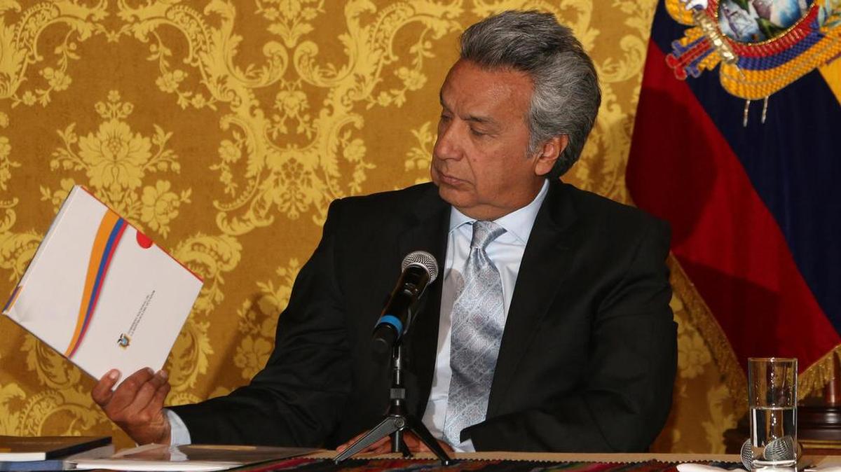 El presidente electo de Ecuador, Lenín Moreno, durante su encuentro con el presidente de Ecuador Rafael Correa (fuera de cuadro) para coordinar la transición del poder el 28 de abril de 2017, en el Palacio de Carondelet de Quito, Ecuador.