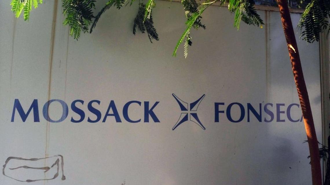 Vista del nombre del bufete de abogados Mossack Fonseca en su sede en un edificio de oficinas de abogados, en Ciudad de Panamá.