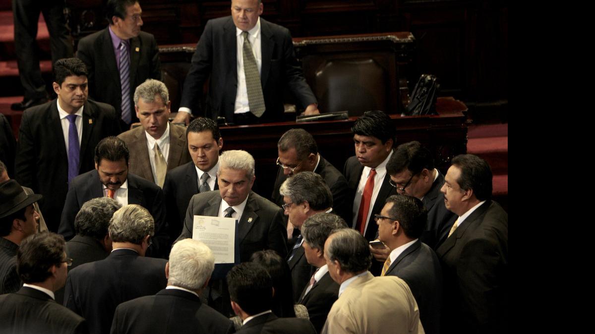 
El presidente del Congreso de Guatemala, Luis Rabbé (cen.), muestra la carta de renuncia de la vicepresidenta de Guatemala, Roxana Baldetti, a los diputados jefes de bancadas el sábado, en Ciudad de Guatemala.
