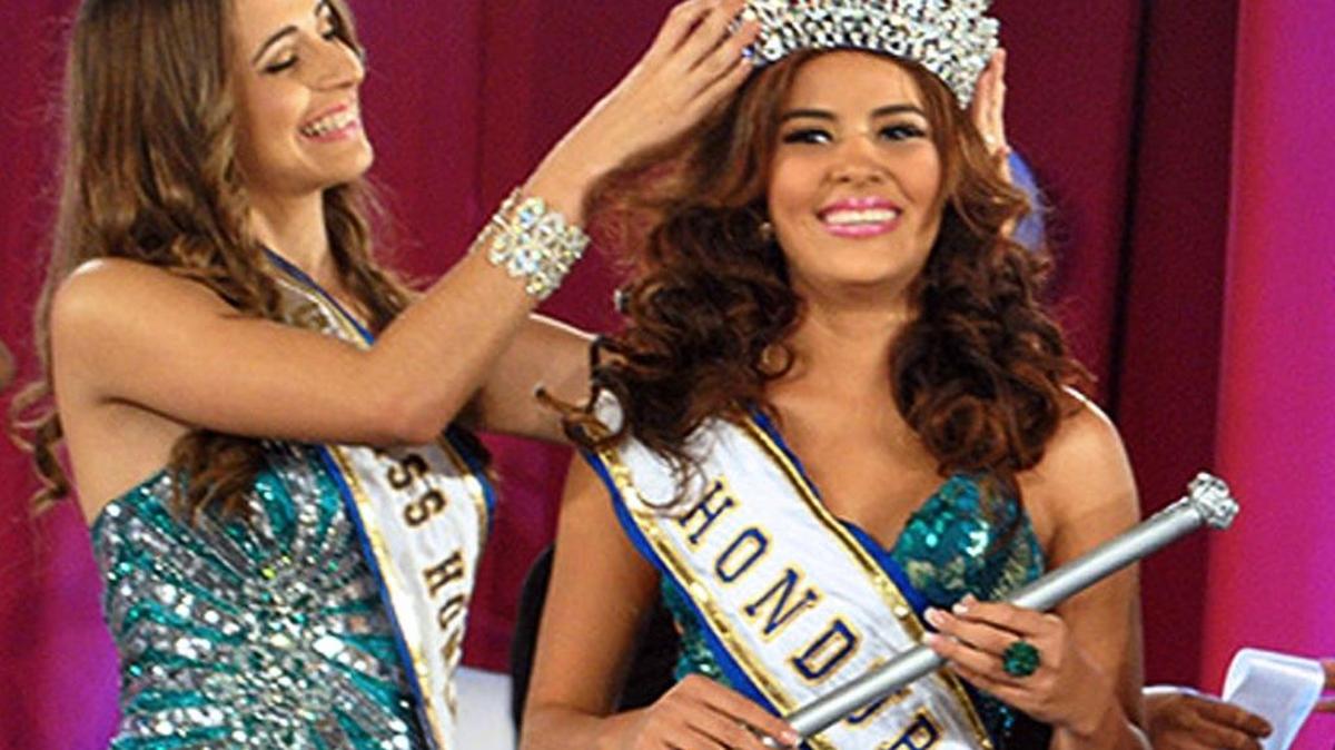 María José Alvarado (der.) es coronada Miss Honduras en San Pedro Sula. Los cuerpos de Alvarado y su hermana Sofía Trinidad fueron hallados con heridas de bala el 19 de noviembre del 2014, en Santa Bárbara.