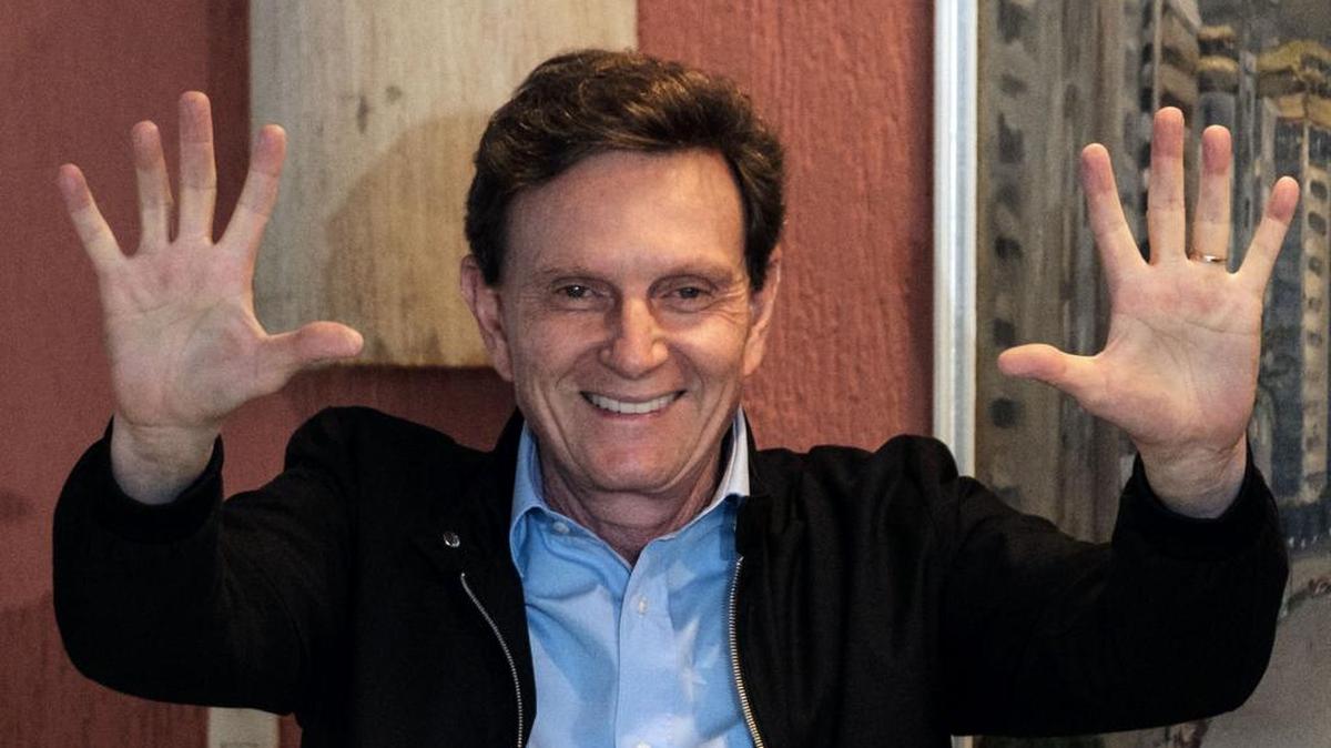 Candidato a la alcaldía de Río de Janeiro por el Partido Republicano Brasileño (PRB) Marcelo Crivella después de emitir su voto en un colegio electoral durante la segunda vuelta de elecciones municipales en Río de Janeiro, Brasil, el 30 de octubre de 2016.