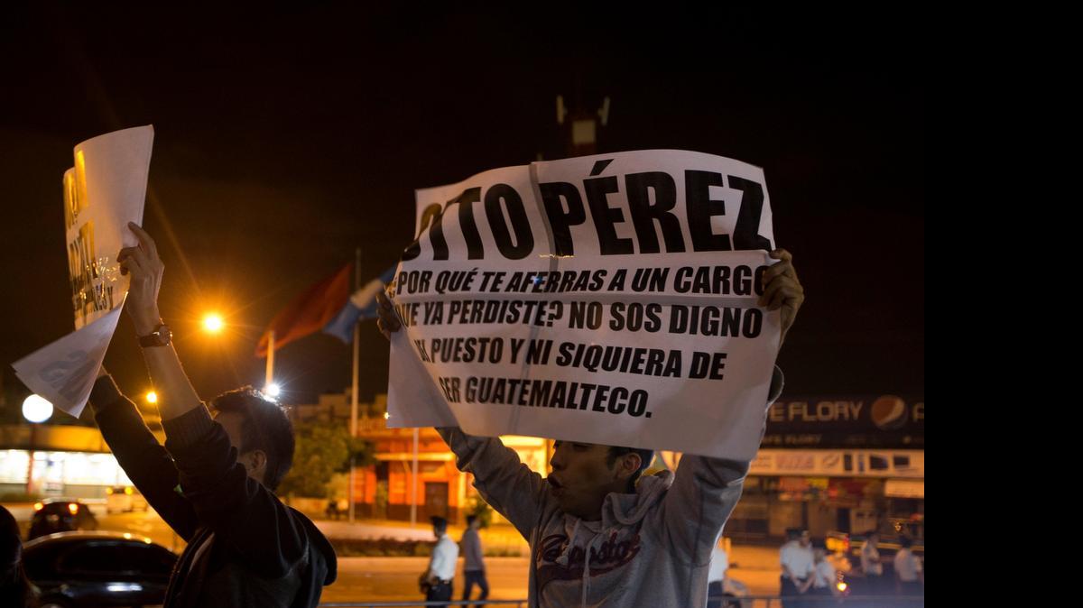
Manifestantes frente a la sede de la Corte Suprema de Justicia exigen en mayo pasado la renuncia del presidente de Guatemala, Otto Pérez Molina, en Ciudad de Guatemala.
