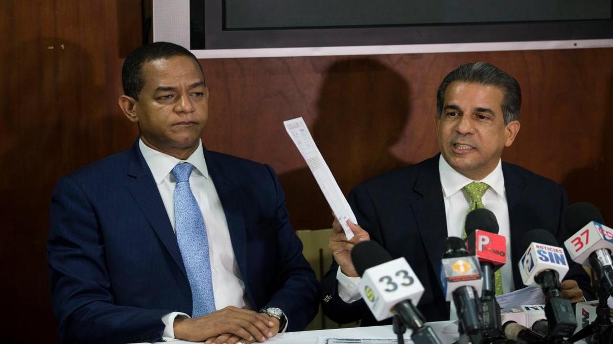El senador oficialista y expresidente de la Cámara de Diputados Julio César Valentín (i) ofrece una rueda de prensa el lunes 5 de junio de 2017, en Santo Domingo (República Dominicana). Valentín sostuvo este lunes que son falsas las cifras que ofrece el Ministerio Público sobre el aumento de su patrimonio. El senador es uno de los 14 políticos y empresarios acusados de su presunta implicación en el caso de los sobornos de la constructora brasileña Odebrecht, pero debido a su inmunidad parlamentaria no ha sido detenido.