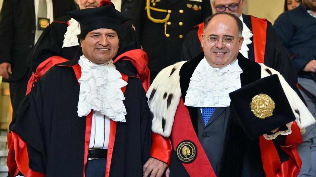 El presidente de Bolivia, Evo Morales (i), junto al rector de la universidad italiana de La Sapienza, este viernes 6 de noviembre en Roma, Italia.