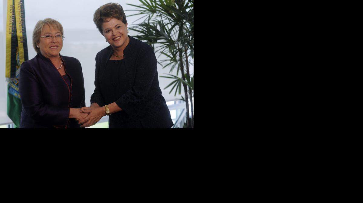 
La presidenta brasileña, Dilma Rousseff (der.), y su homóloga de Chile, Michelle Bachelet. Foto de archivo. 
