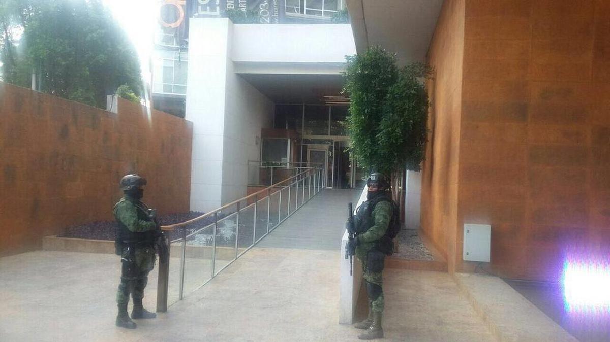 Fotografía cedida por la Procuraduría General de la República que muestra a efectivos militares de la Marina en el sitio de la detención del sucesor de "el Chapo" Guzmán, Dámaso López Núñez, el martes 2 de mayo de 2017, en Ciudad de México.