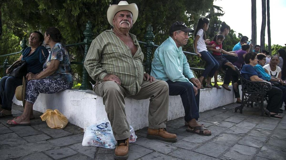 Habitantes de las comunidades de El Verano, El Limón, La Águila y La Pierdosa, en la sierra del estado de Durango, se refugian el miércoles 21 de octubre de 2015, en la plaza del municipio de Cosalá, en el estado de Sinaloa (México).