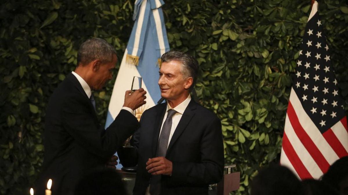 El presidente de Argentina Mauricio Macri (d) habla durante un brindis con el presidente de EE.UU. Barack Obama (i) durante una cena de gala junto este miércoles 23 de marzo de 2016, en el Centro Cultural Nestor Kirchner en Buenos Aires (Argentina).