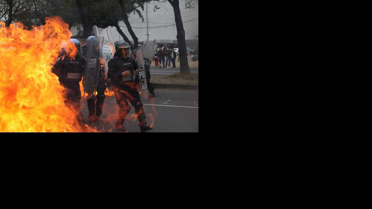 
Policías durante una protesta el jueves pasado en la que manifestantes lanzaron bombas molotov cerca del aeropuerto de Ciudad de México.
