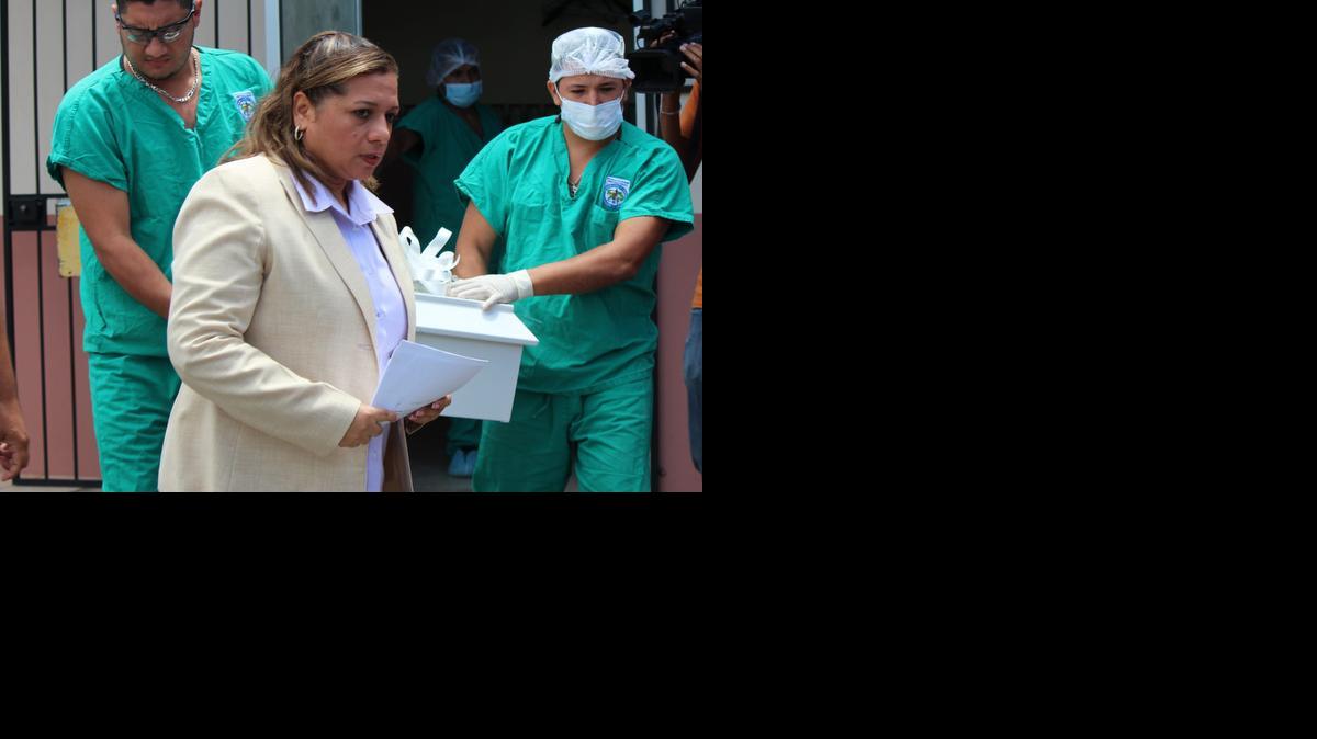 
La fiscal superior de la provincia de Chiriquí, Betzaida Pitti en la entrega de los restos óseos de la joven holandesa Lisanne Froon el martes en David, Panamá. 
